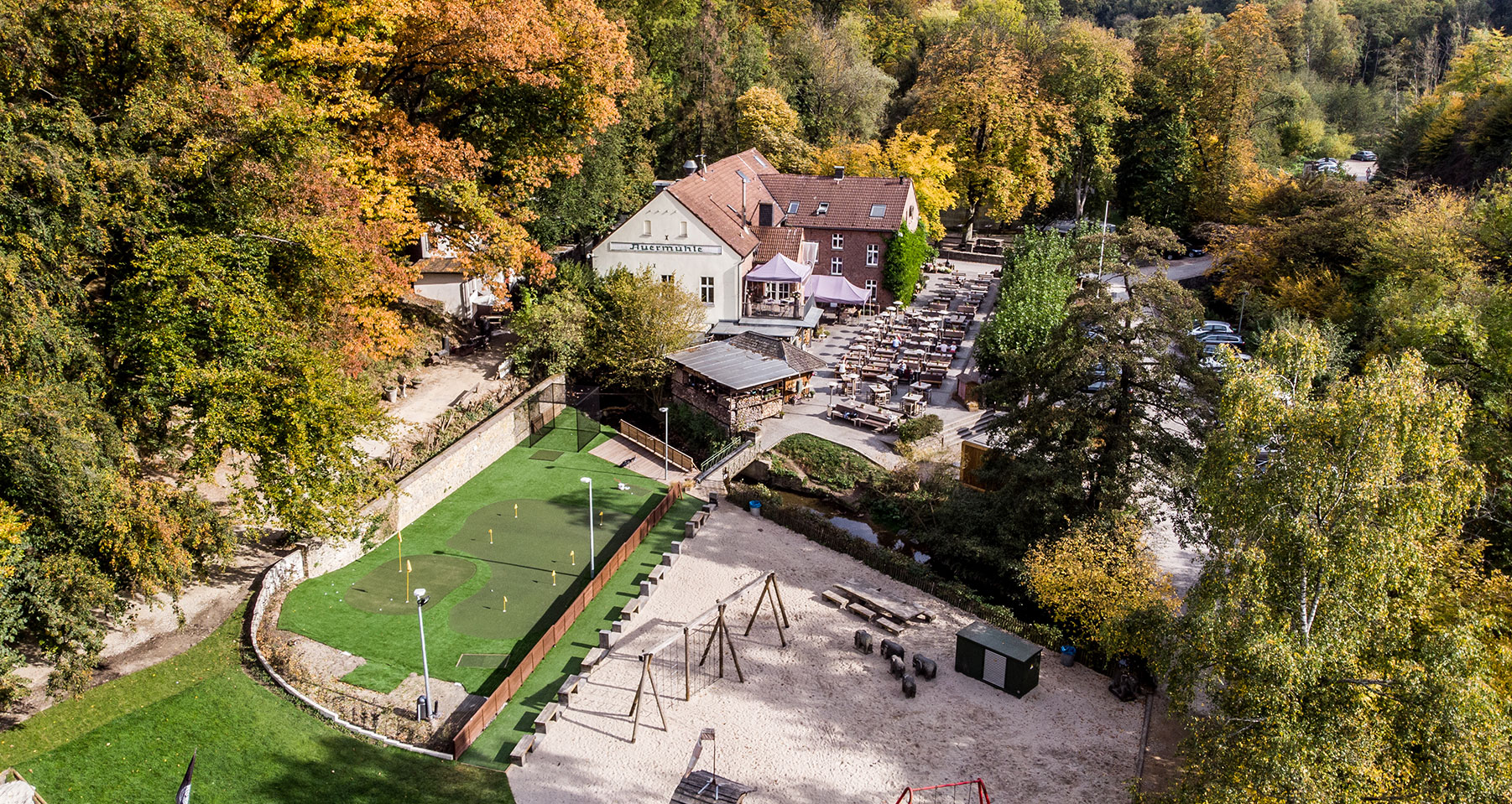 Liebevoll Auermühle aus der Luft mit Biergarten, Spielplatz, Golfplatz und Parkplatz