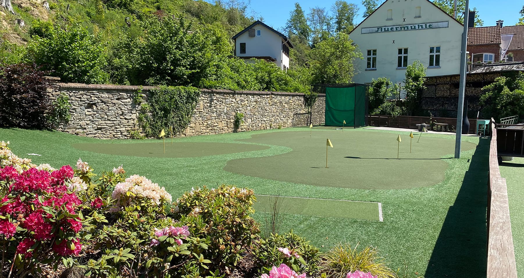 Liebevoll Auermühle aus der Luft mit Biergarten, Spielplatz, Golfplatz und Parkplatz