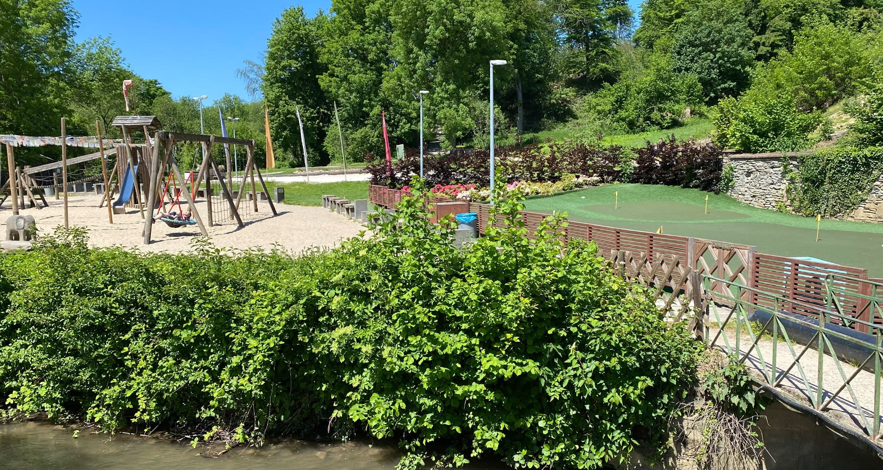 Liebevoll Auermühle aus der Luft mit Biergarten, Spielplatz, Golfplatz und Parkplatz