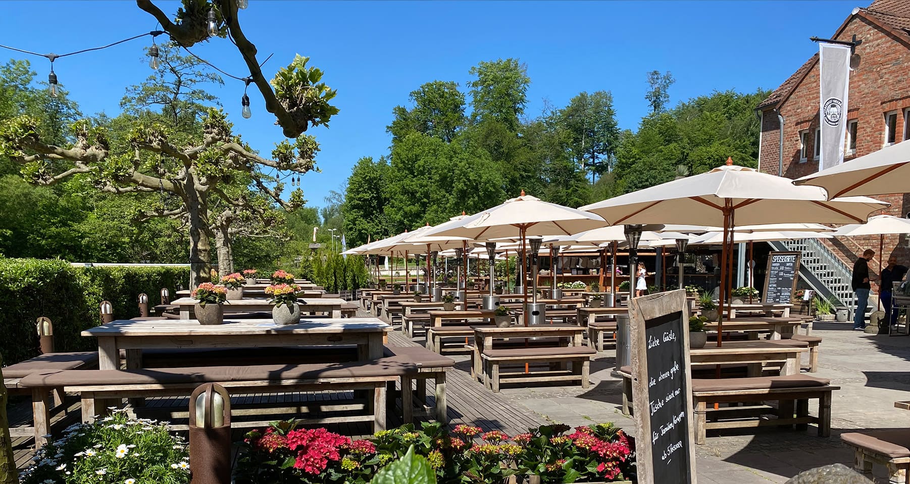 Liebevoll Auermühle aus der Luft mit Biergarten, Spielplatz, Golfplatz und Parkplatz